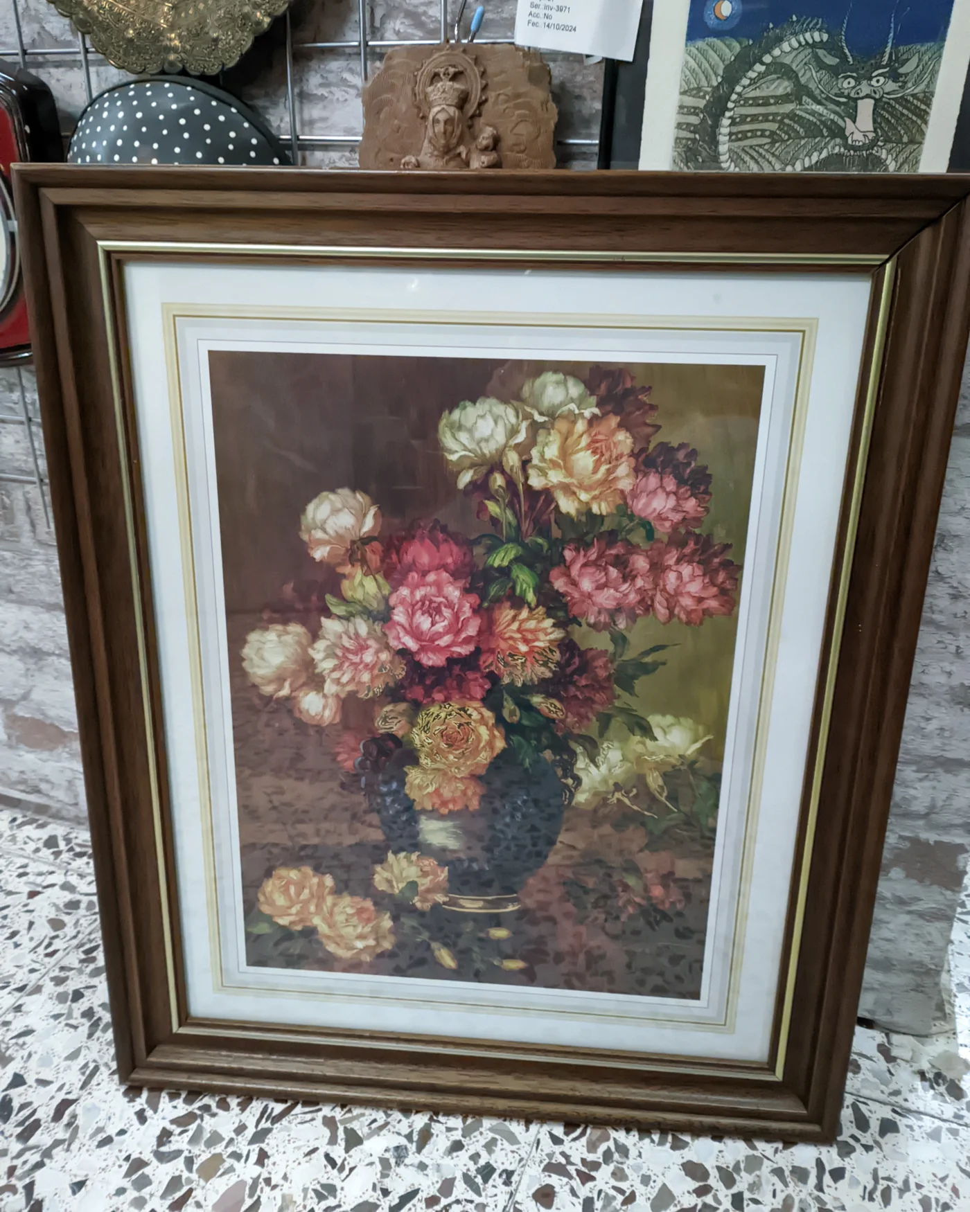 Cuadro de flores con marco de madera y detalles dorados - imagen 1