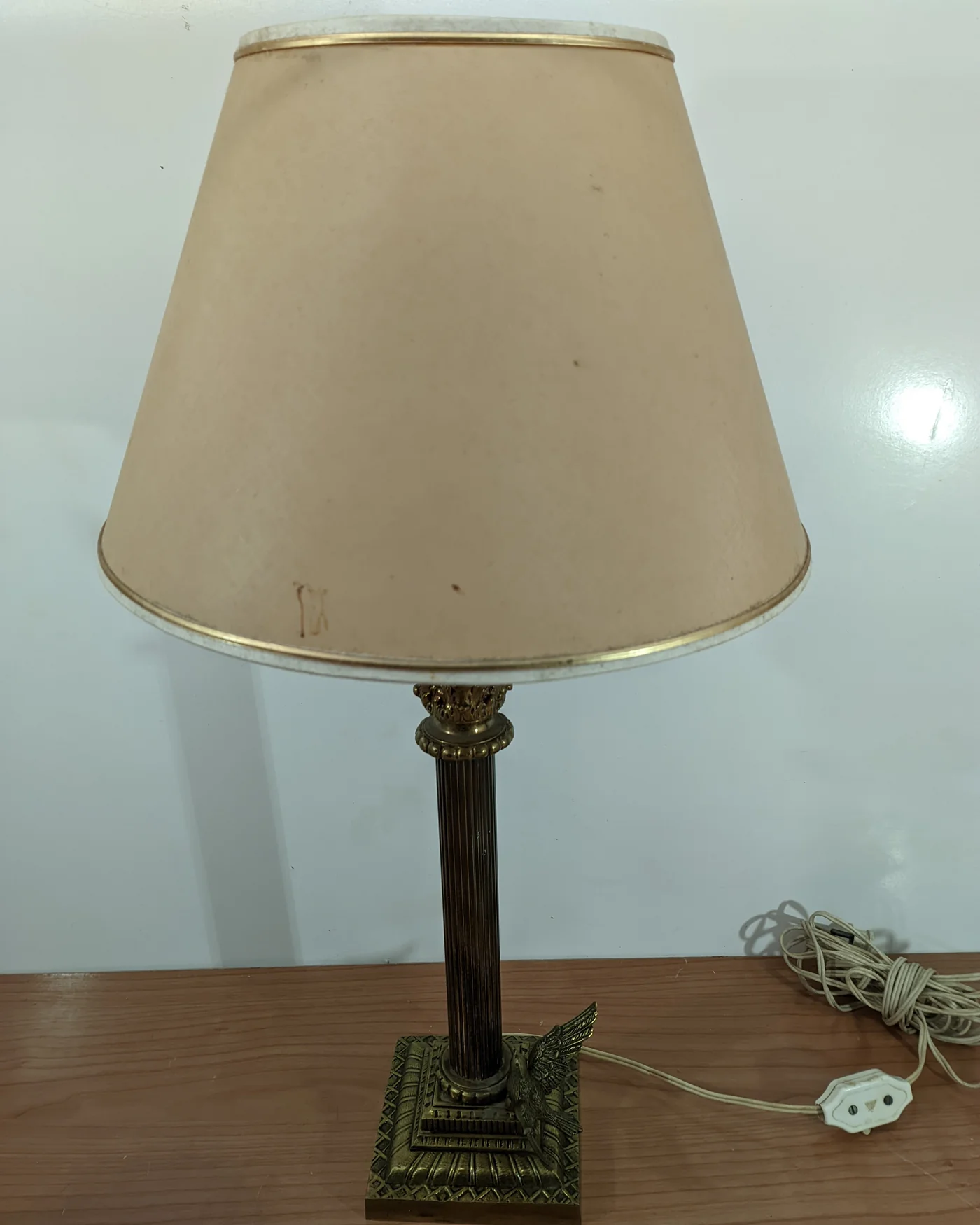 Lámpara de mesa clásica de bronce con ave - imagen 1