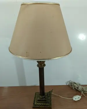Lámpara de mesa clásica de bronce con ave - miniatura 1