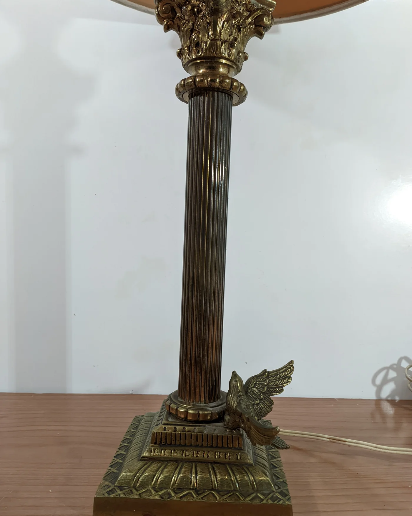 Lámpara de mesa clásica de bronce con ave - imagen 3