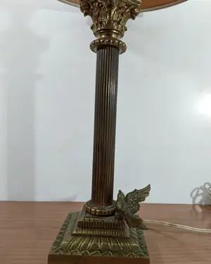Lámpara de mesa clásica de bronce con ave - miniatura 3