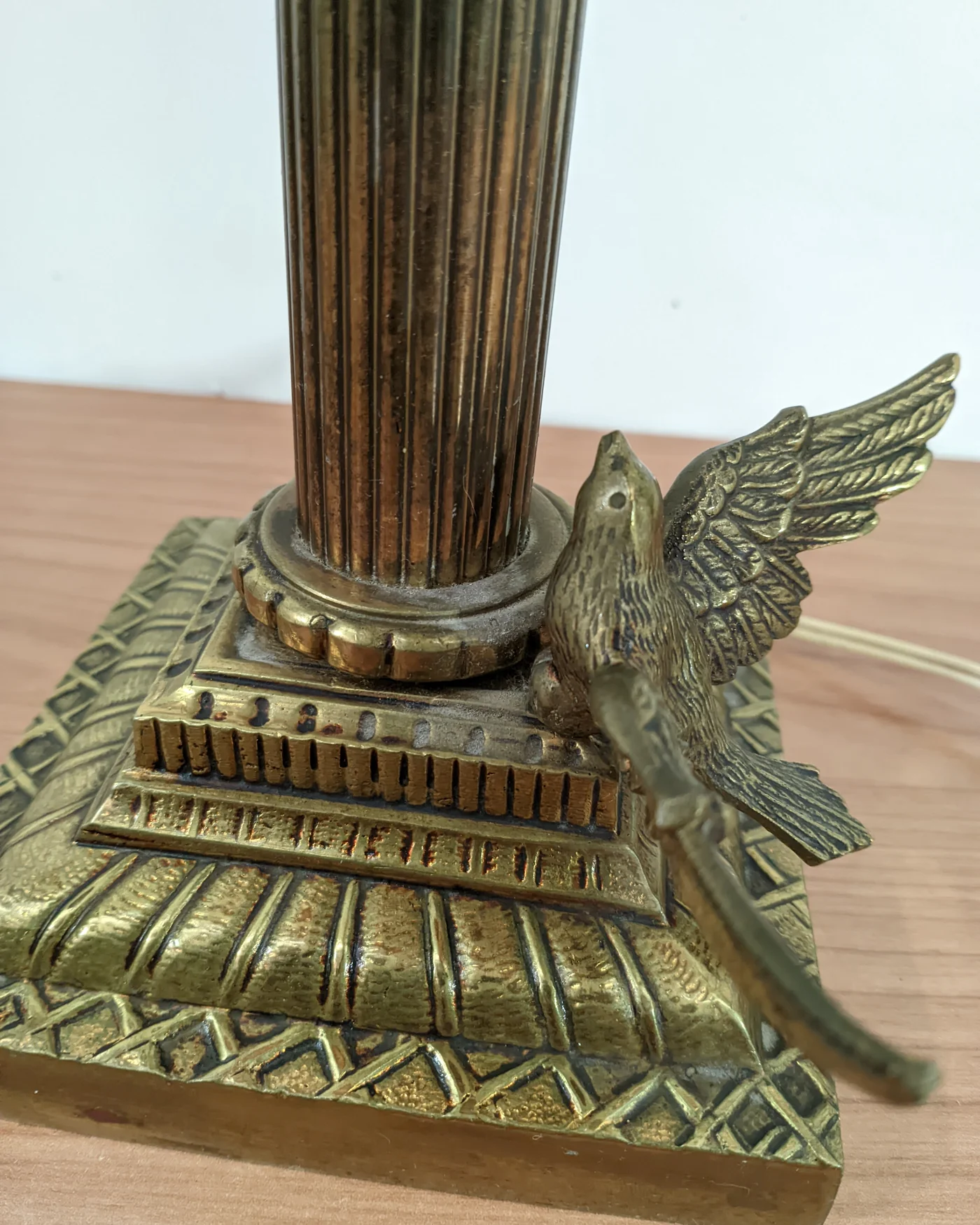 Lámpara de mesa clásica de bronce con ave - imagen 4