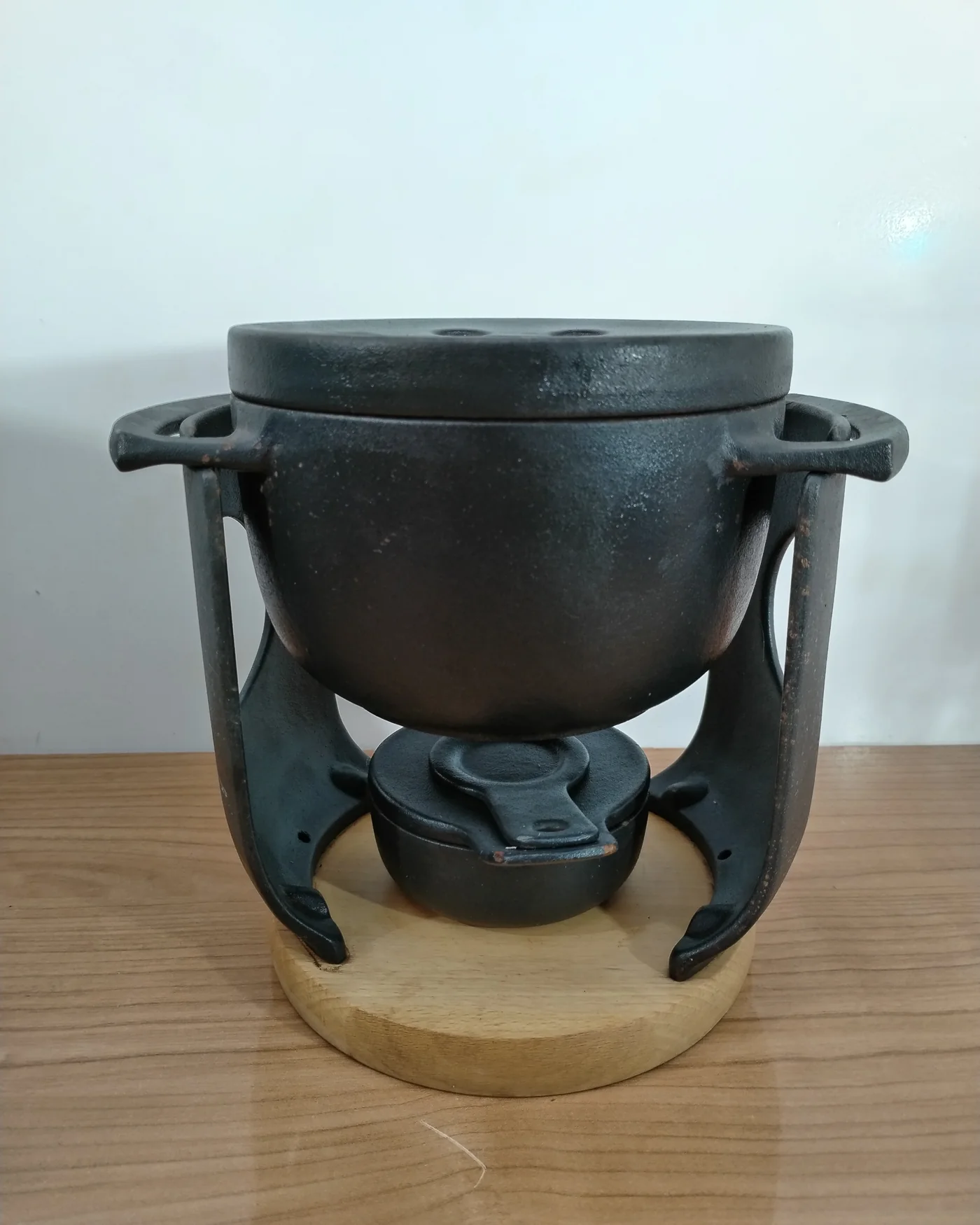 Set de fondue de hierro fundido con base de madera - imagen 1