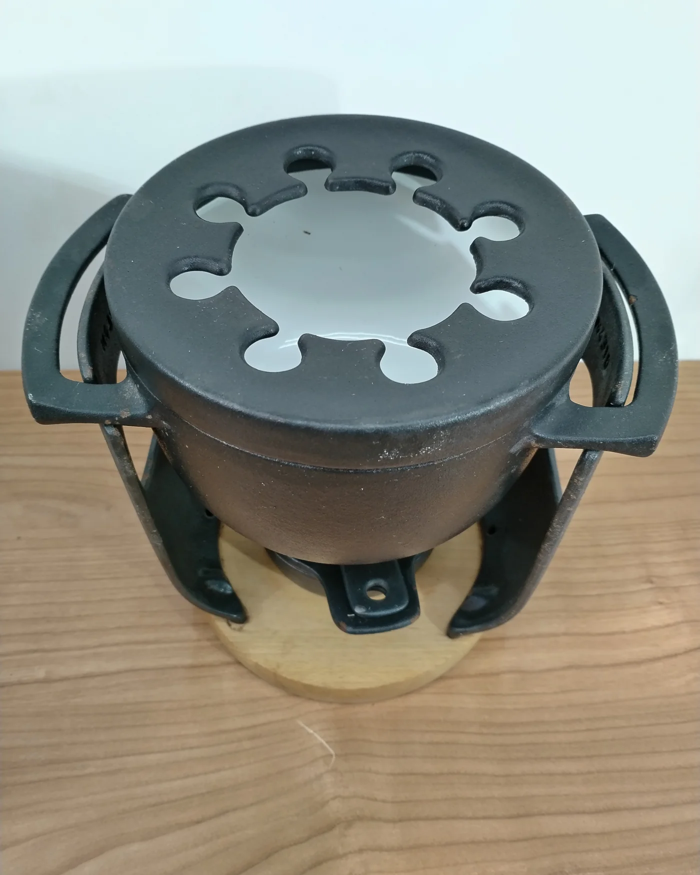 Set de fondue de hierro fundido con base de madera - imagen 2