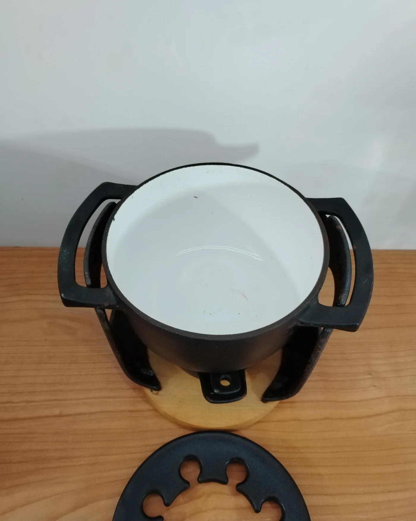 Set de fondue de hierro fundido con base de madera - imagen 3