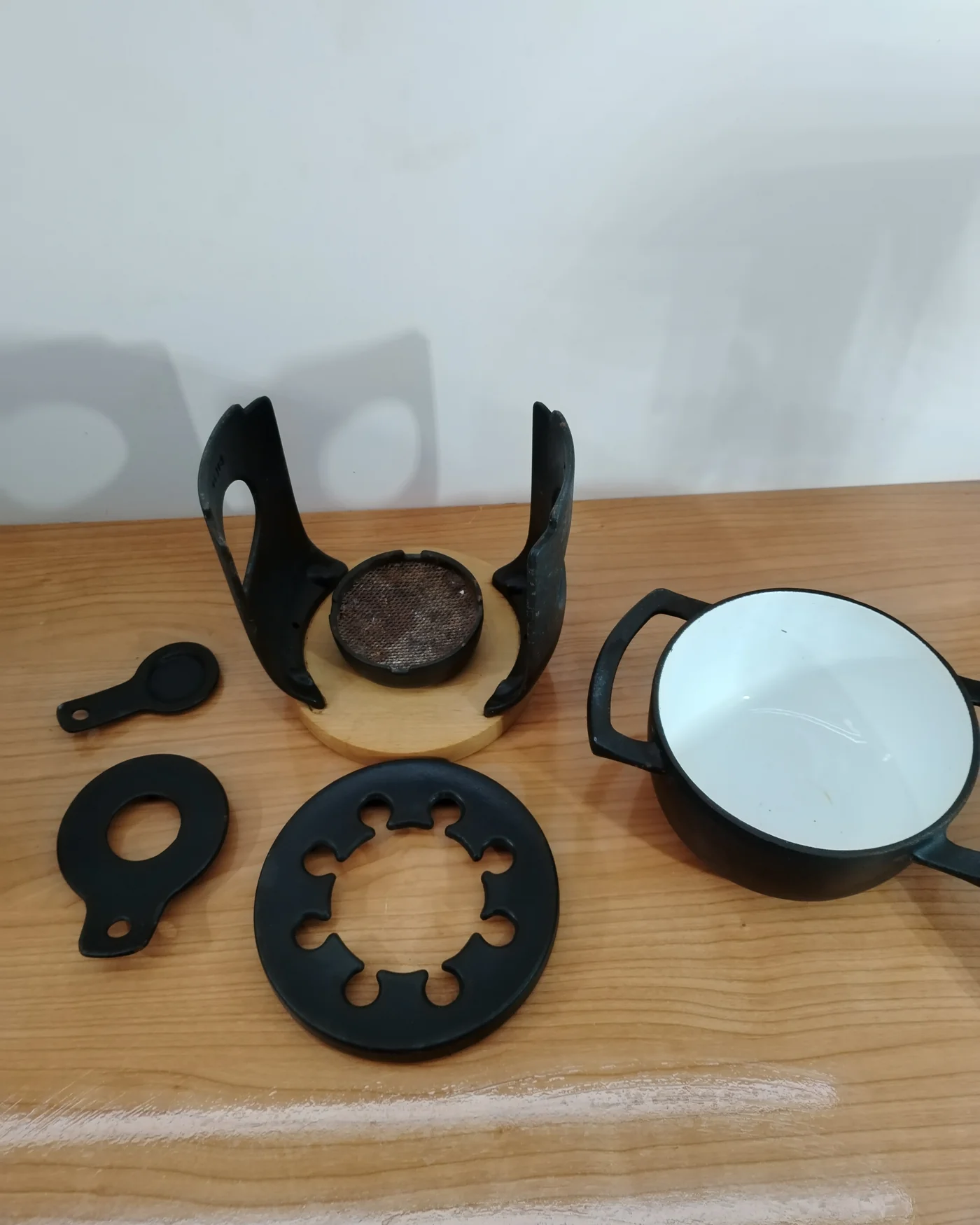 Set de fondue de hierro fundido con base de madera - imagen 4