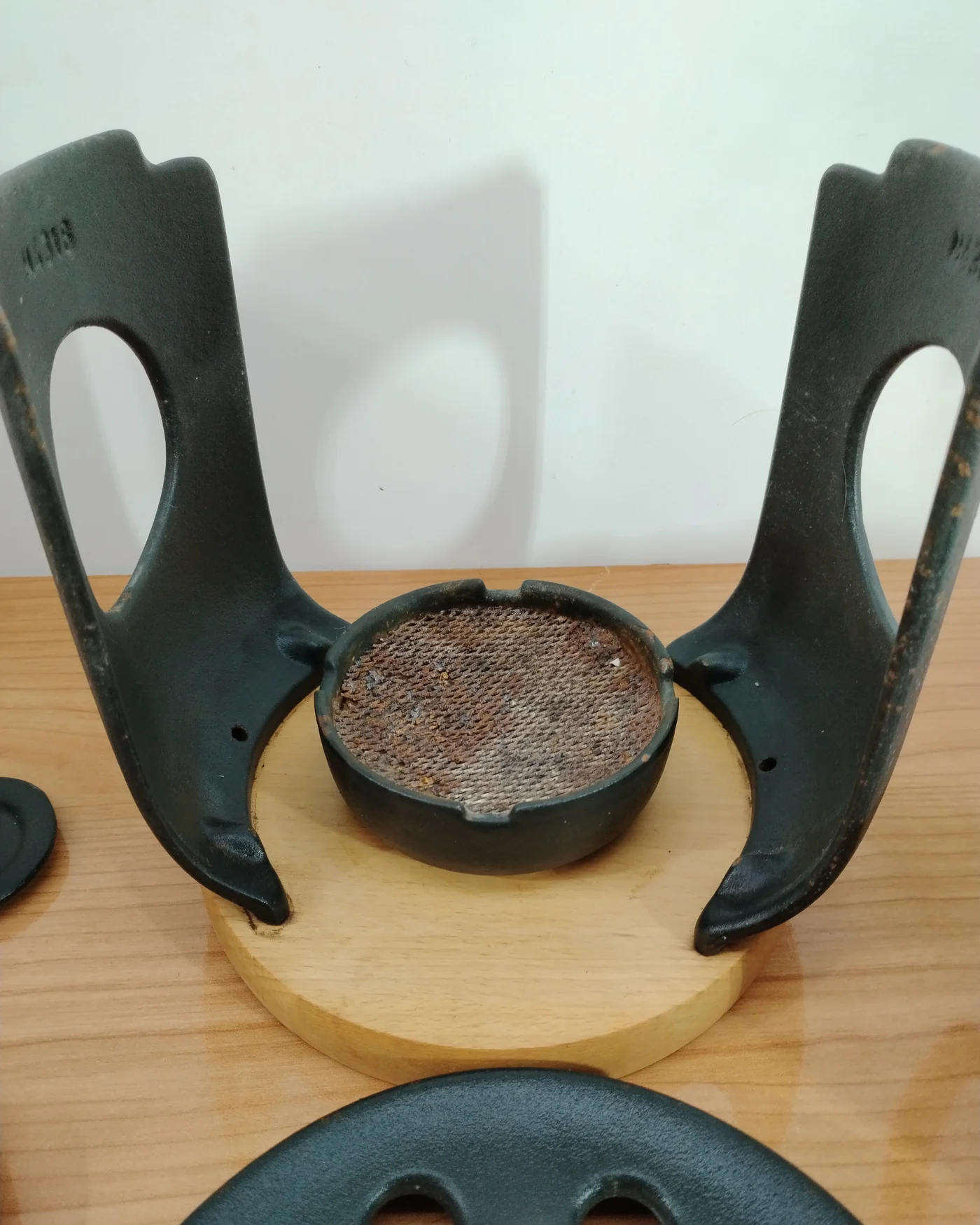 Set de fondue de hierro fundido con base de madera - imagen 5