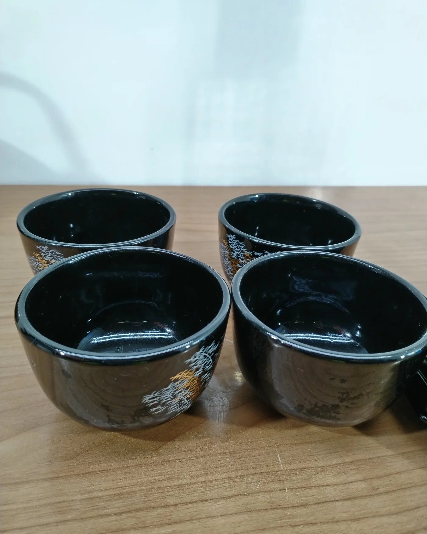 tetera NEGRA Y 5 TAZAS SIN ASAS - imagen 3