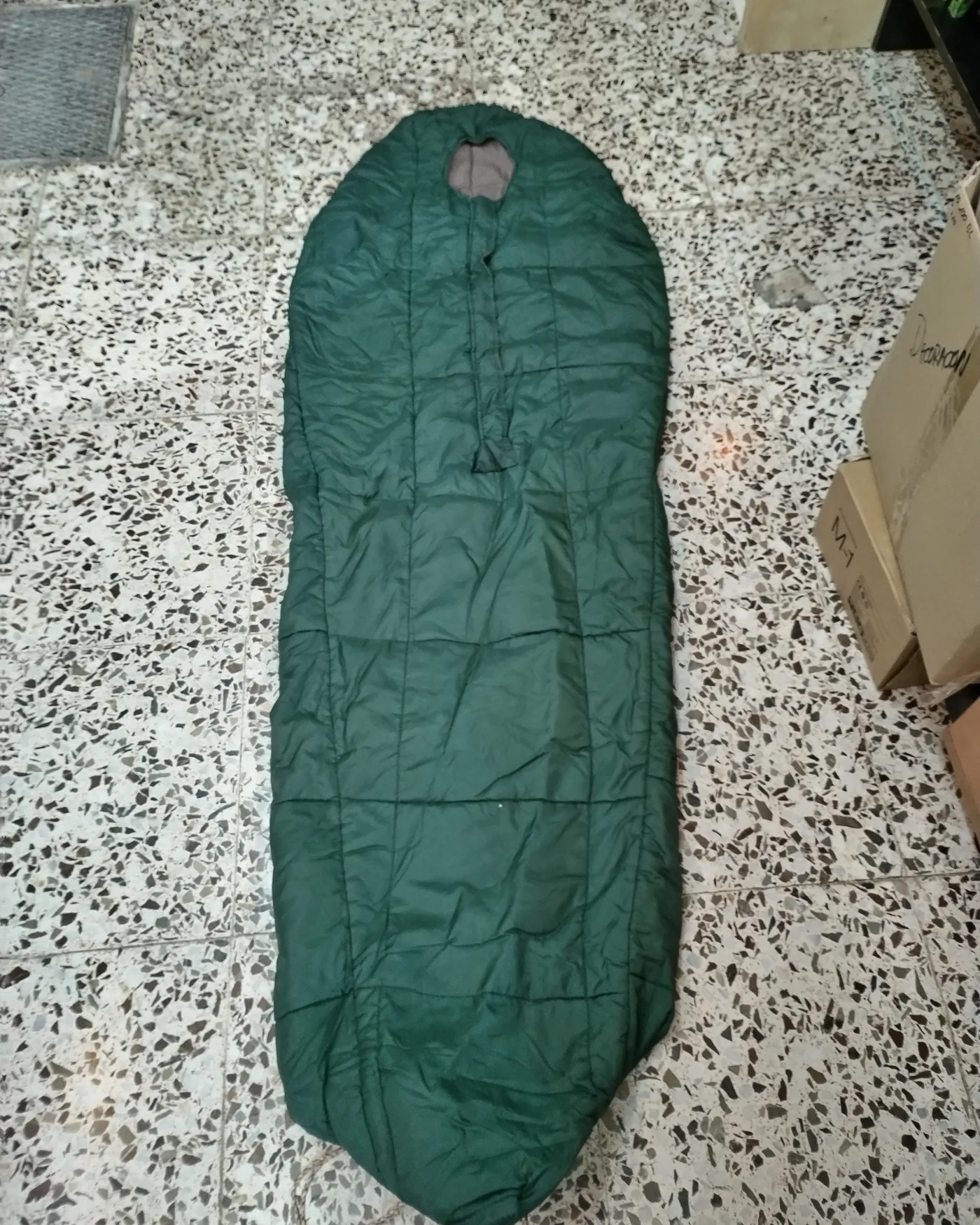 Saco de dormir verde para camping - imagen 1