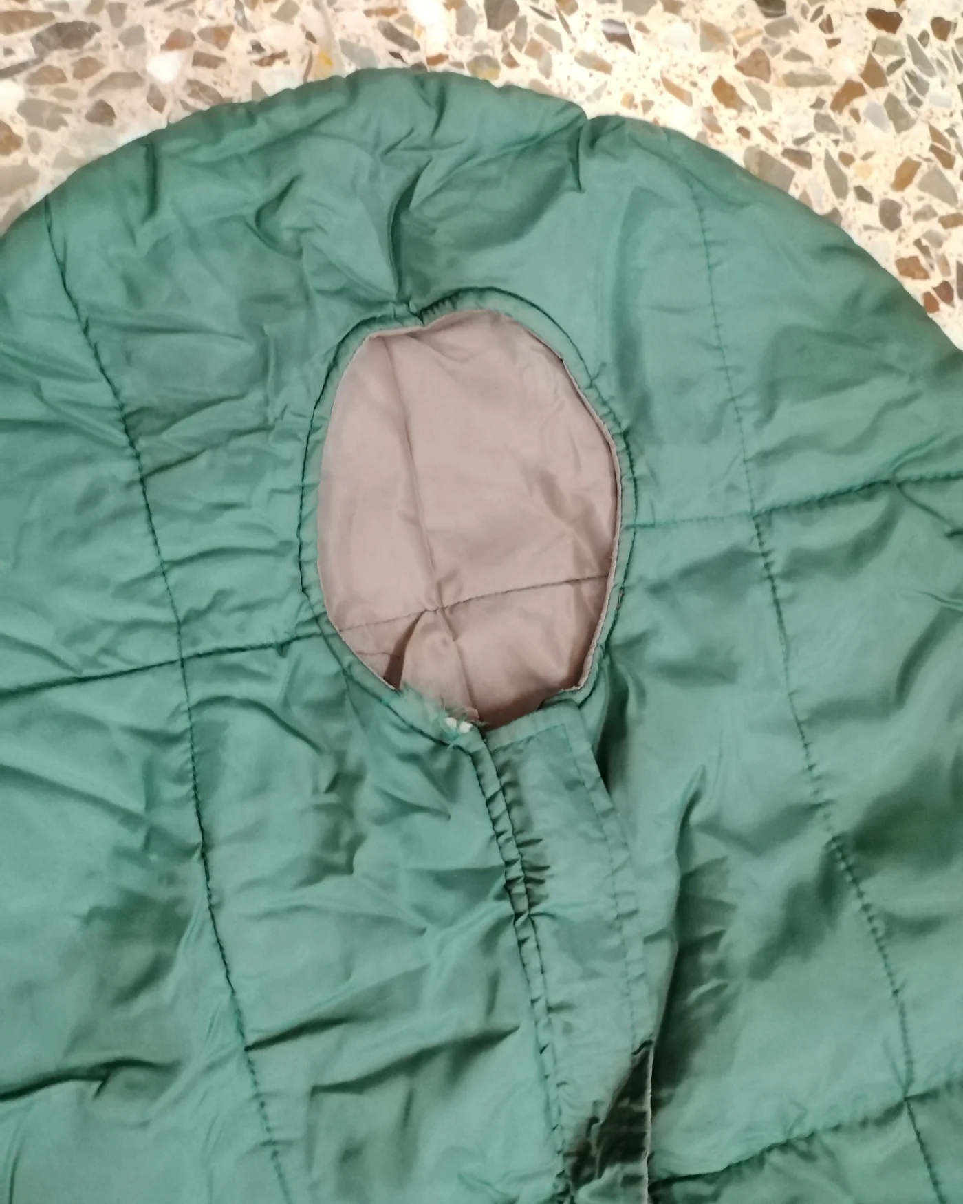 Saco de dormir verde para camping - imagen 2