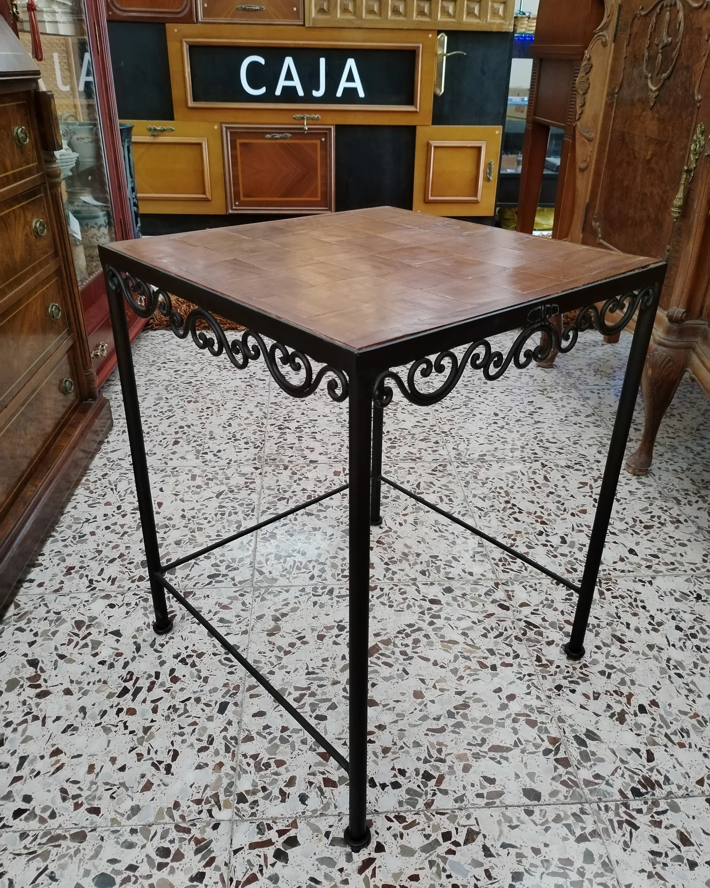 Mesa auxiliar con base de metal forjado y superficie de madera - imagen 2