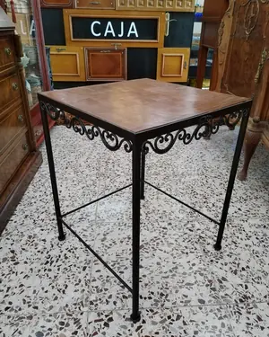 Mesa auxiliar con base de metal forjado y superficie de madera - miniatura 2
