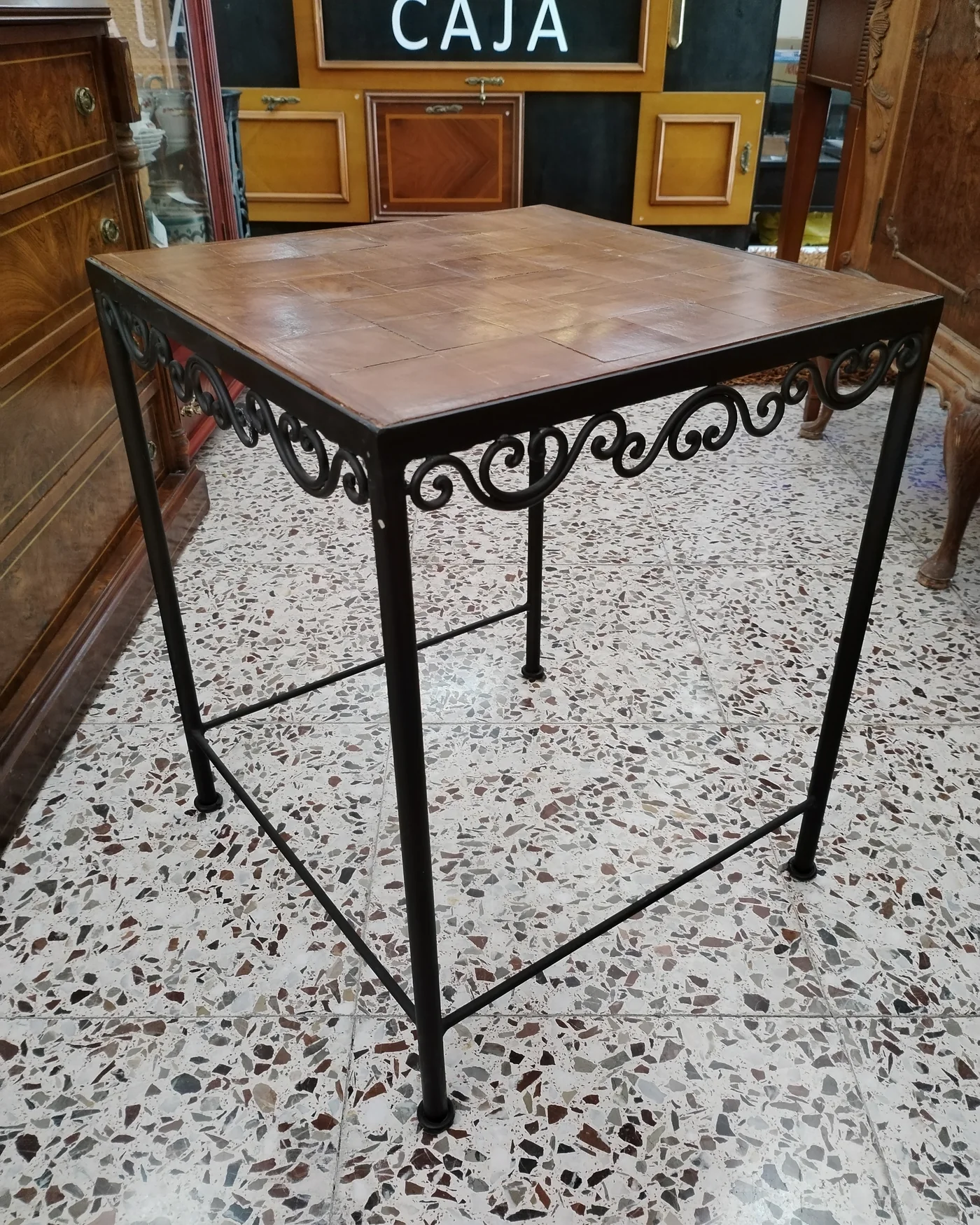 Mesa auxiliar con base de metal forjado y superficie de madera - imagen 3