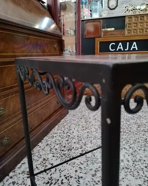 Mesa auxiliar con base de metal forjado y superficie de madera - miniatura 4