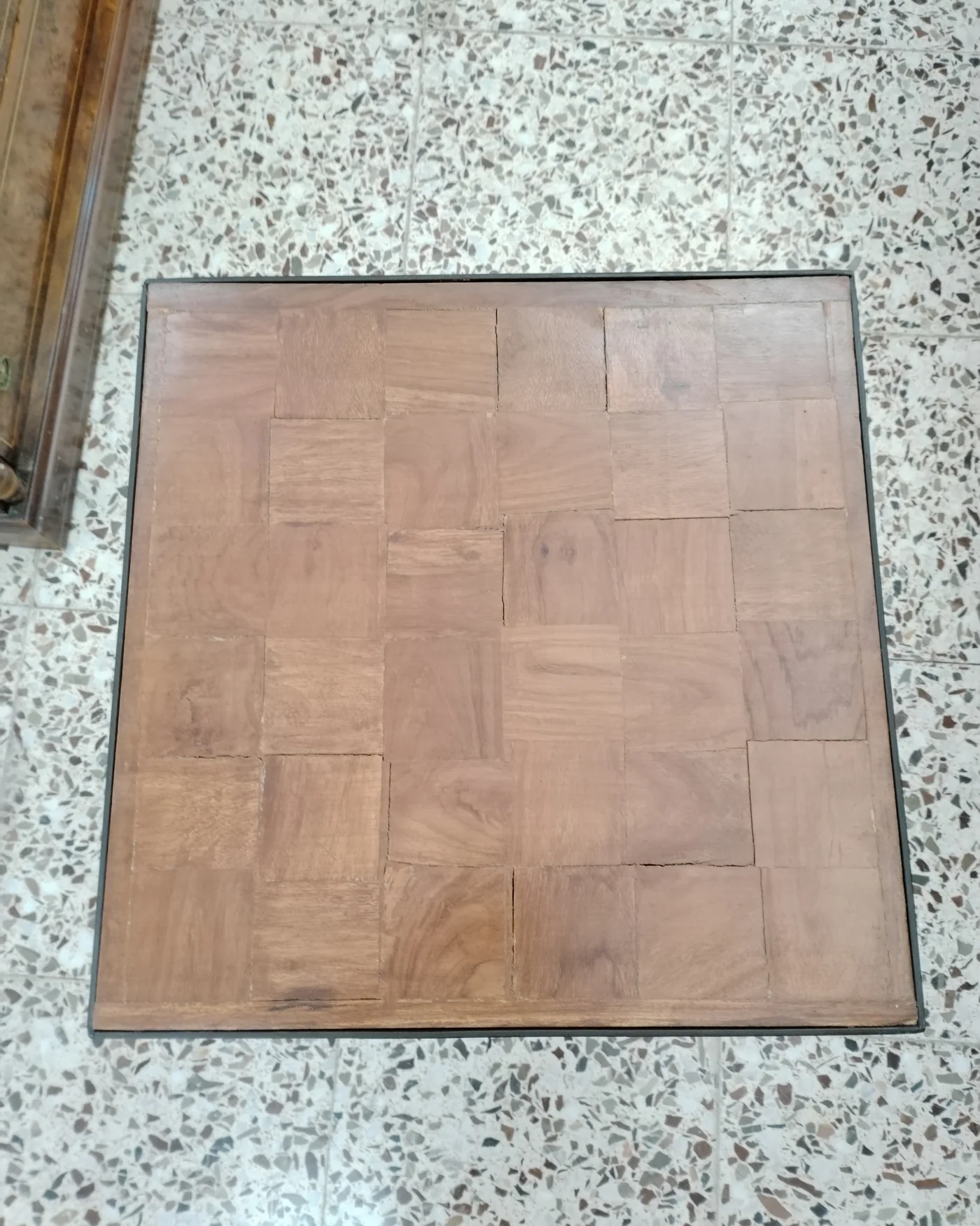 Mesa auxiliar con base de metal forjado y superficie de madera - imagen 5