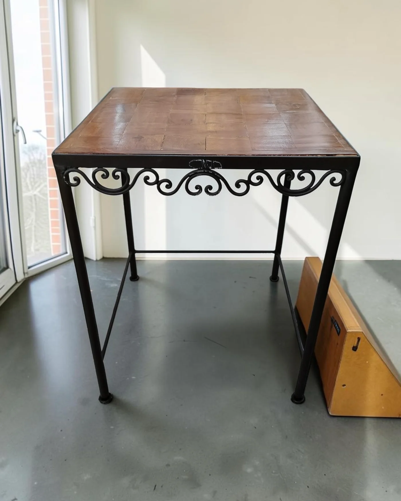 Mesa auxiliar con base de metal forjado y superficie de madera - imagen 1