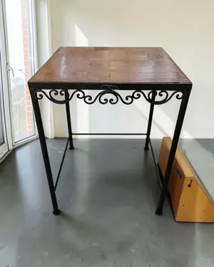 Mesa auxiliar con base de metal forjado y superficie de madera - miniatura 1
