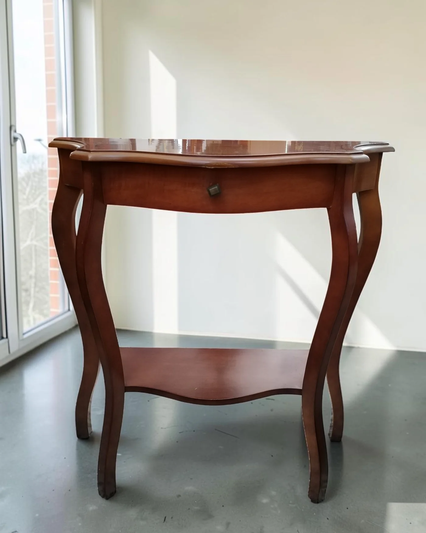 Mesa auxiliar de entrada estilo clásico con cajón y repisa inferior - imagen 1