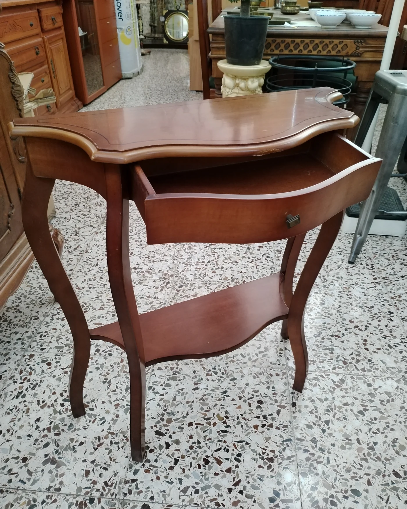 Mesa auxiliar de entrada estilo clásico con cajón y repisa inferior - imagen 3
