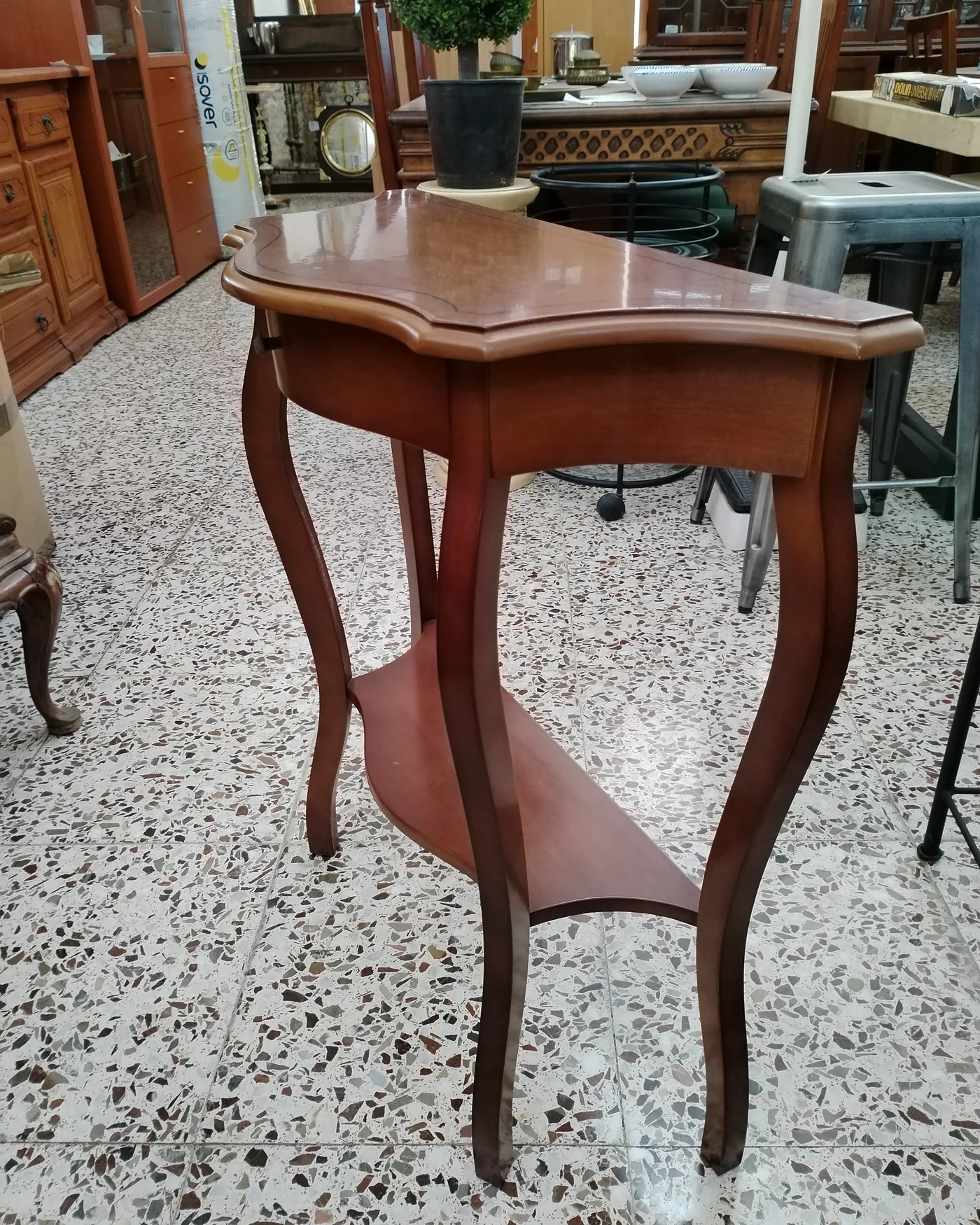 Mesa auxiliar de entrada estilo clásico con cajón y repisa inferior - imagen 4