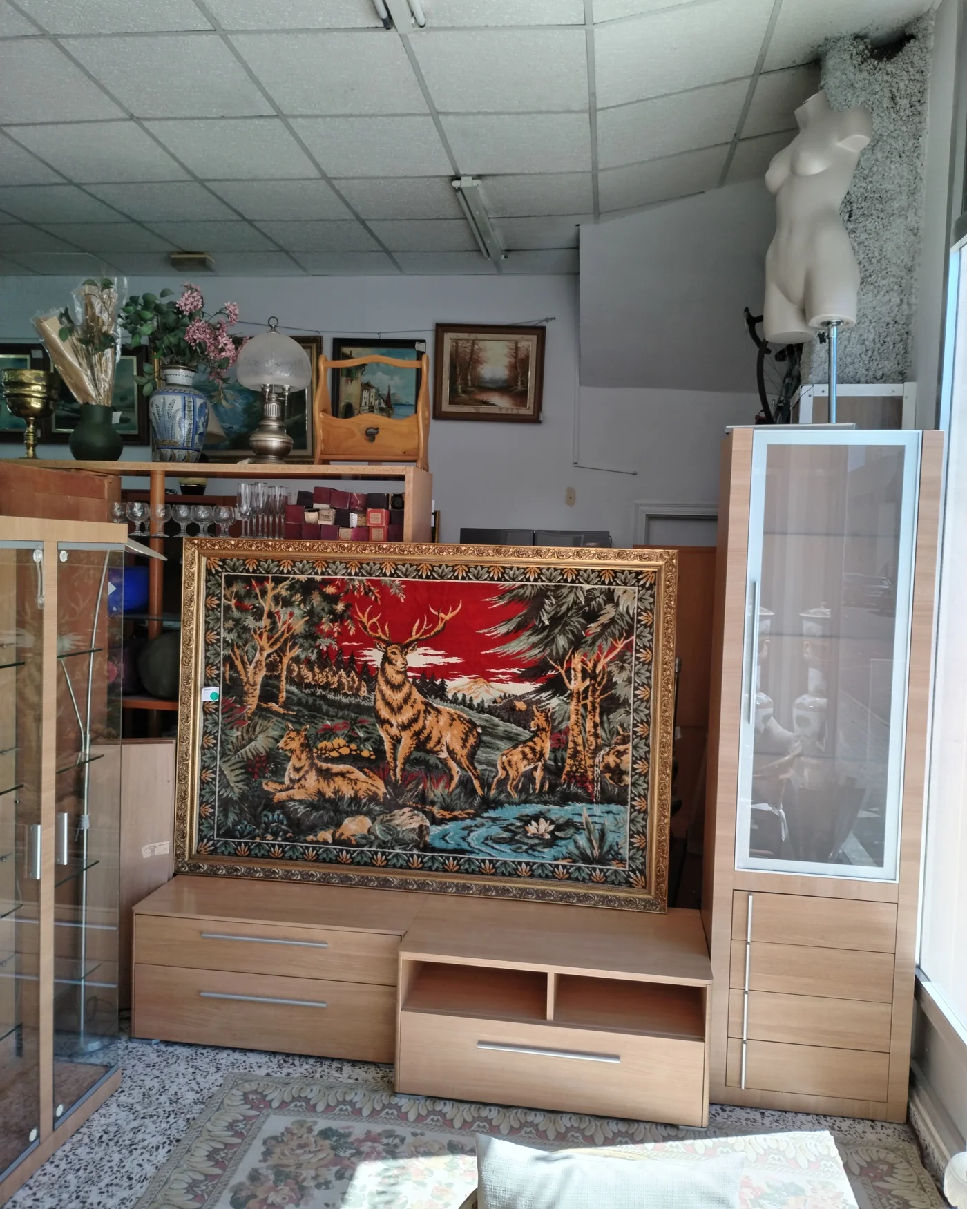 Mueble de comedor en madera clara con cristal - imagen 2