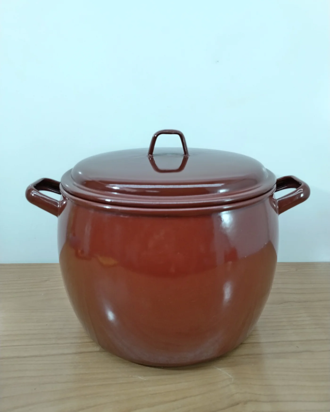 Olla vintage de cerámica marrón con interior azul - imagen 1