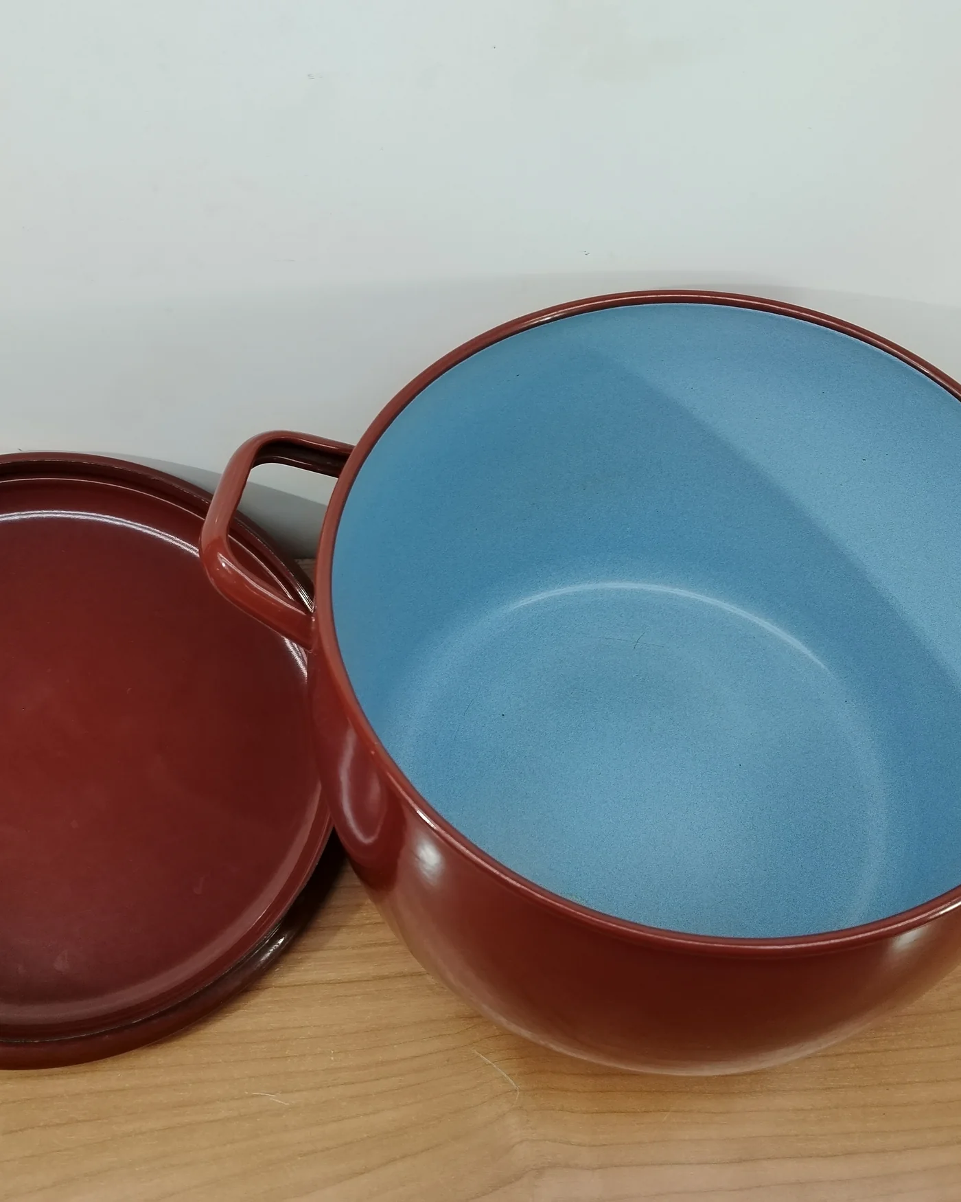 Olla vintage de cerámica marrón con interior azul - imagen 3