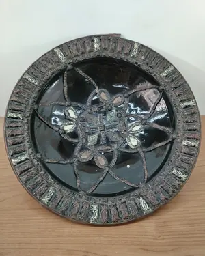 Antiguo plato decorativo de cerámica y metal repujado - miniatura 1