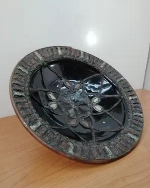 Antiguo plato decorativo de cerámica y metal repujado - miniatura 2