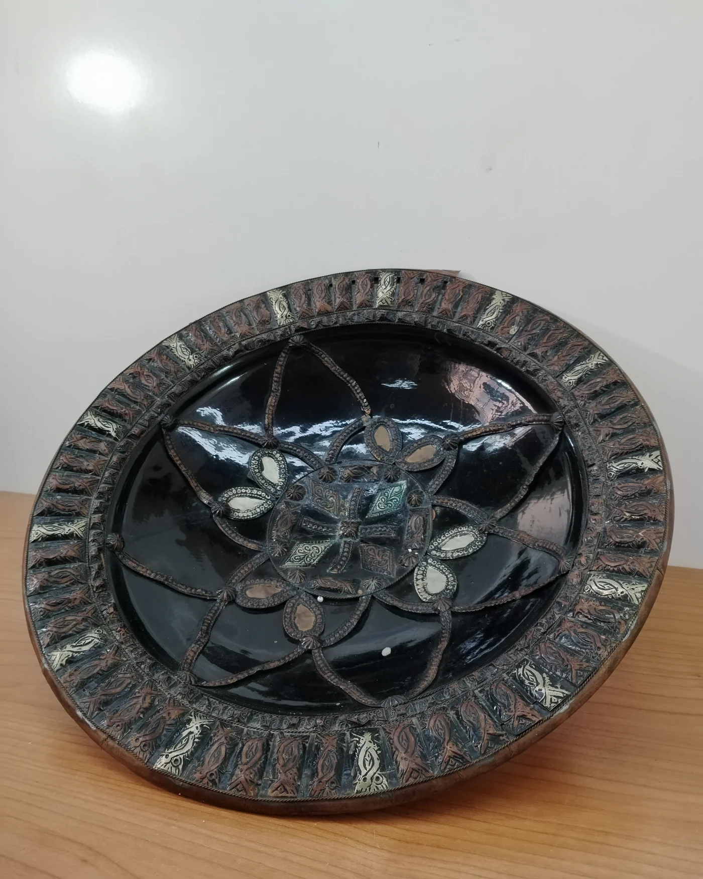 Antiguo plato decorativo de cerámica y metal repujado - imagen 3