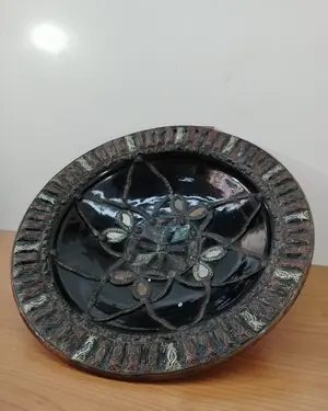 Antiguo plato decorativo de cerámica y metal repujado - miniatura 3