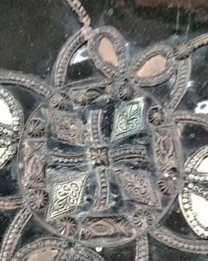 Antiguo plato decorativo de cerámica y metal repujado - miniatura 4