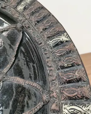 Antiguo plato decorativo de cerámica y metal repujado - miniatura 5