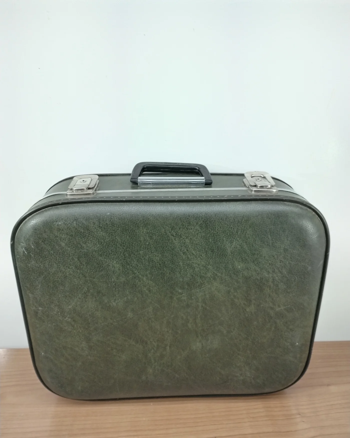 Maleta vintage verde con forro interior estampado - imagen 2