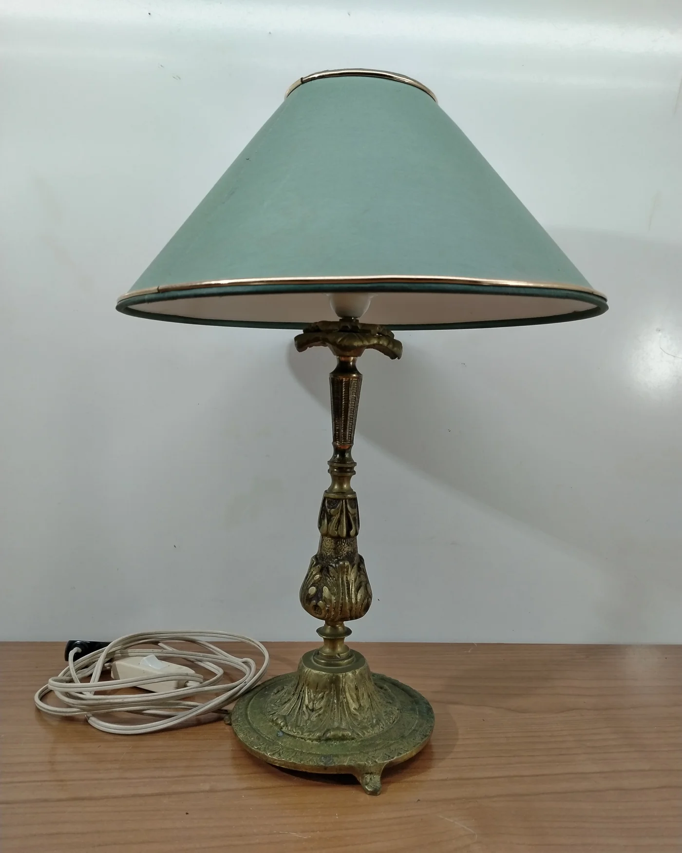 Lámpara de mesa vintage con base de latón y pantalla verde - imagen 1