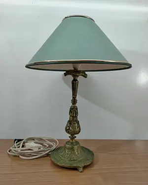 Lámpara de mesa vintage con base de latón y pantalla verde - miniatura 1