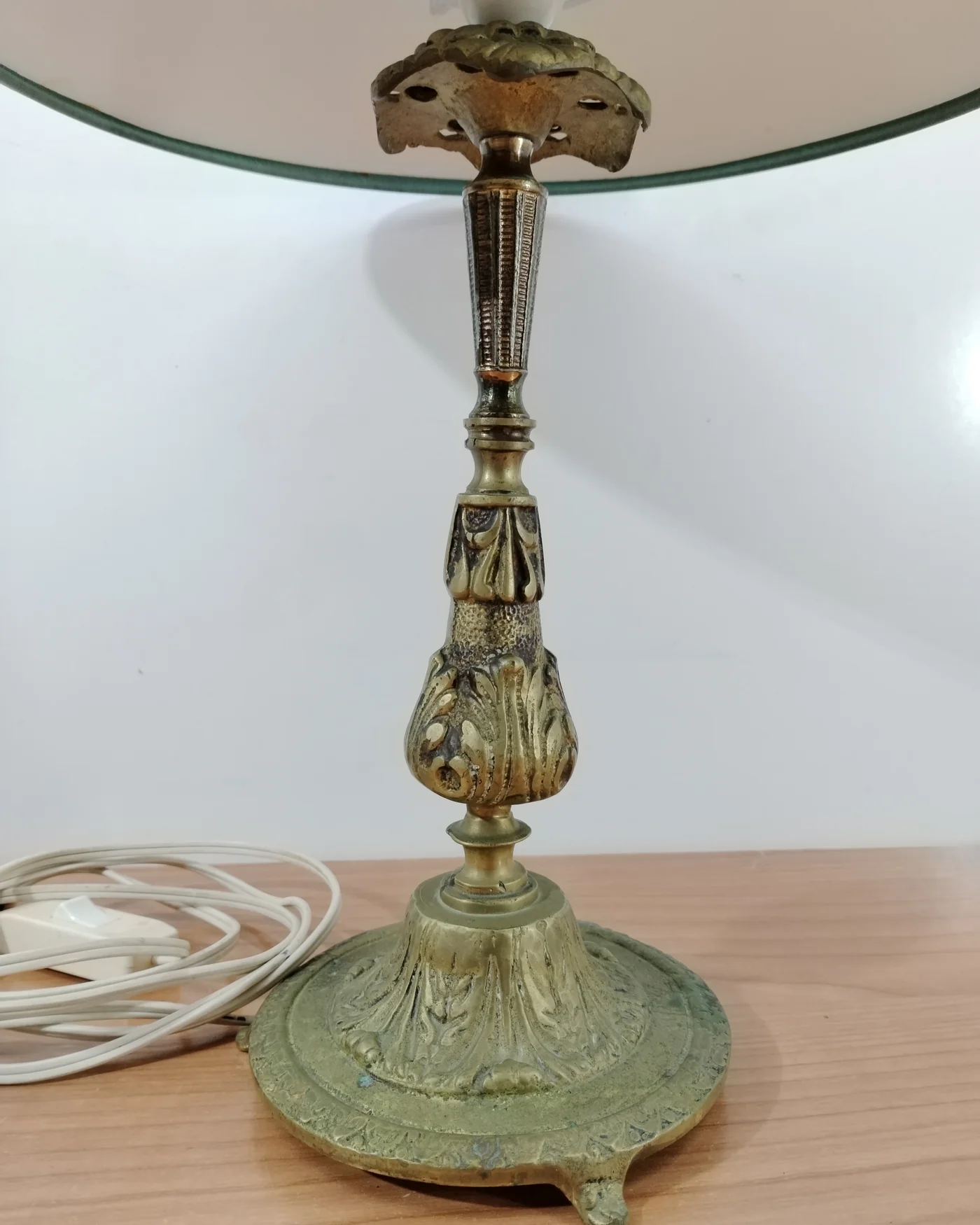 Lámpara de mesa vintage con base de latón y pantalla verde - imagen 2