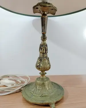 Lámpara de mesa vintage con base de latón y pantalla verde - miniatura 2