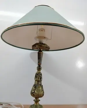 Lámpara de mesa vintage con base de latón y pantalla verde - miniatura 3