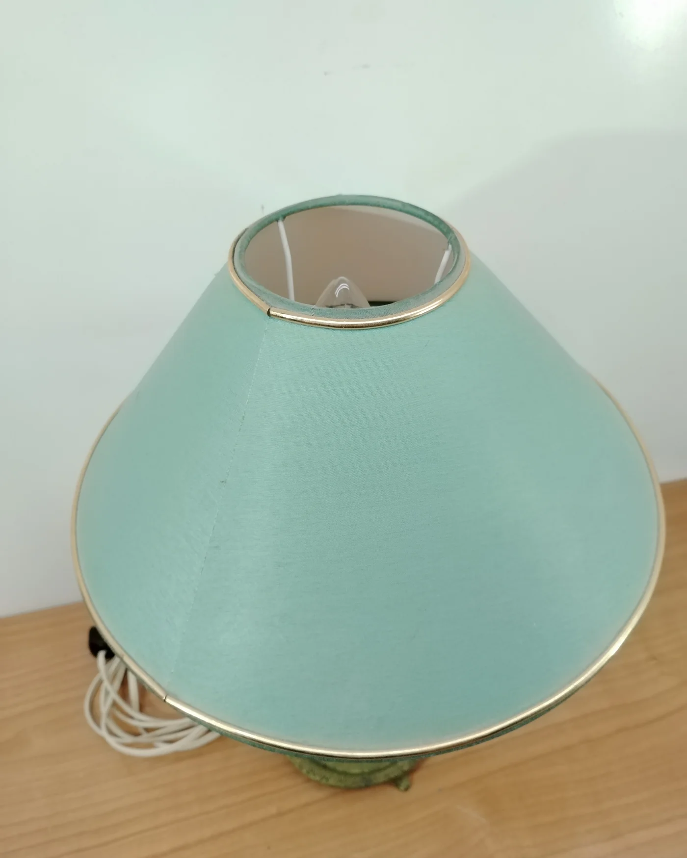 Lámpara de mesa vintage con base de latón y pantalla verde - imagen 4