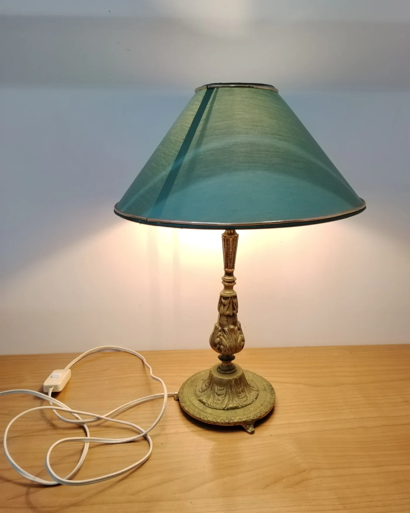 Lámpara de mesa vintage con base de latón y pantalla verde - imagen 5