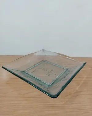 Centro de mesa de cristal con grabado huellas - miniatura 3