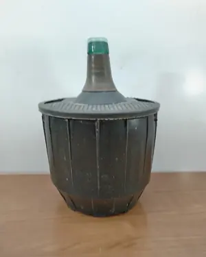 Damajuana de vidrio con funda de plástico de 8 litros - miniatura 1