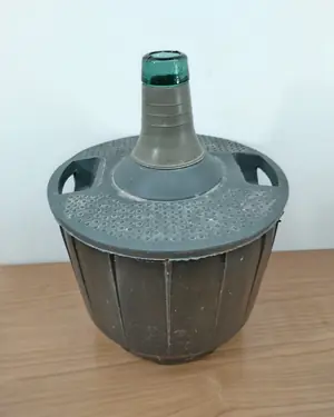 Damajuana de vidrio con funda de plástico de 8 litros - miniatura 2