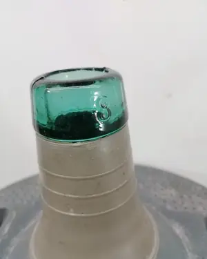 Damajuana de vidrio con funda de plástico de 8 litros - miniatura 4