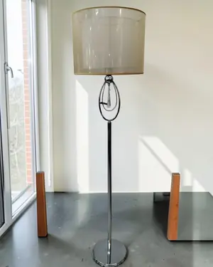 Lámpara de pie vintage con pantalla beige y detalles en cristal - miniatura 1