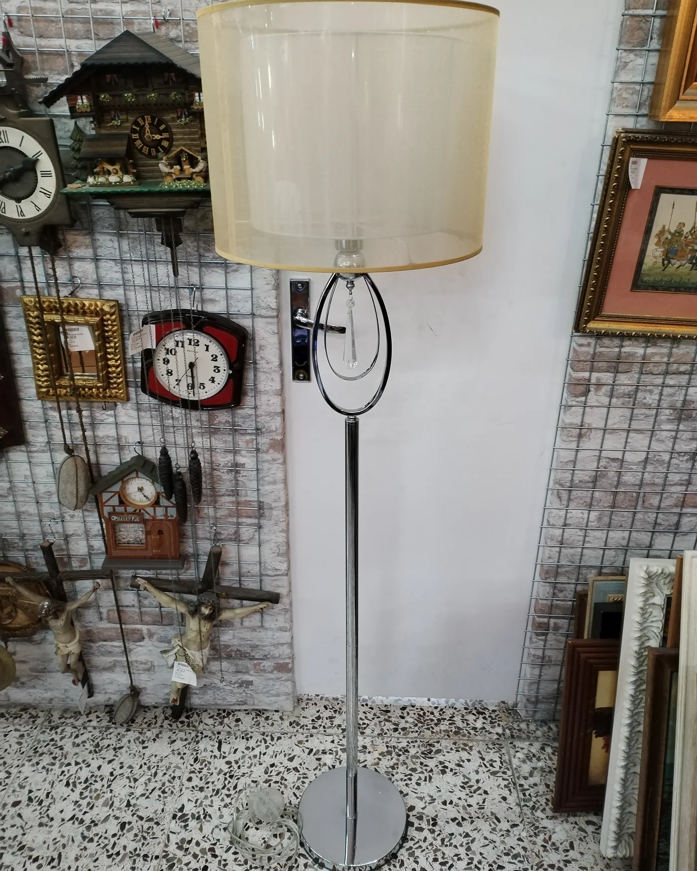 Lámpara de pie vintage con pantalla beige y detalles en cristal - imagen 2