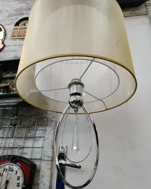 Lámpara de pie vintage con pantalla beige y detalles en cristal - miniatura 3