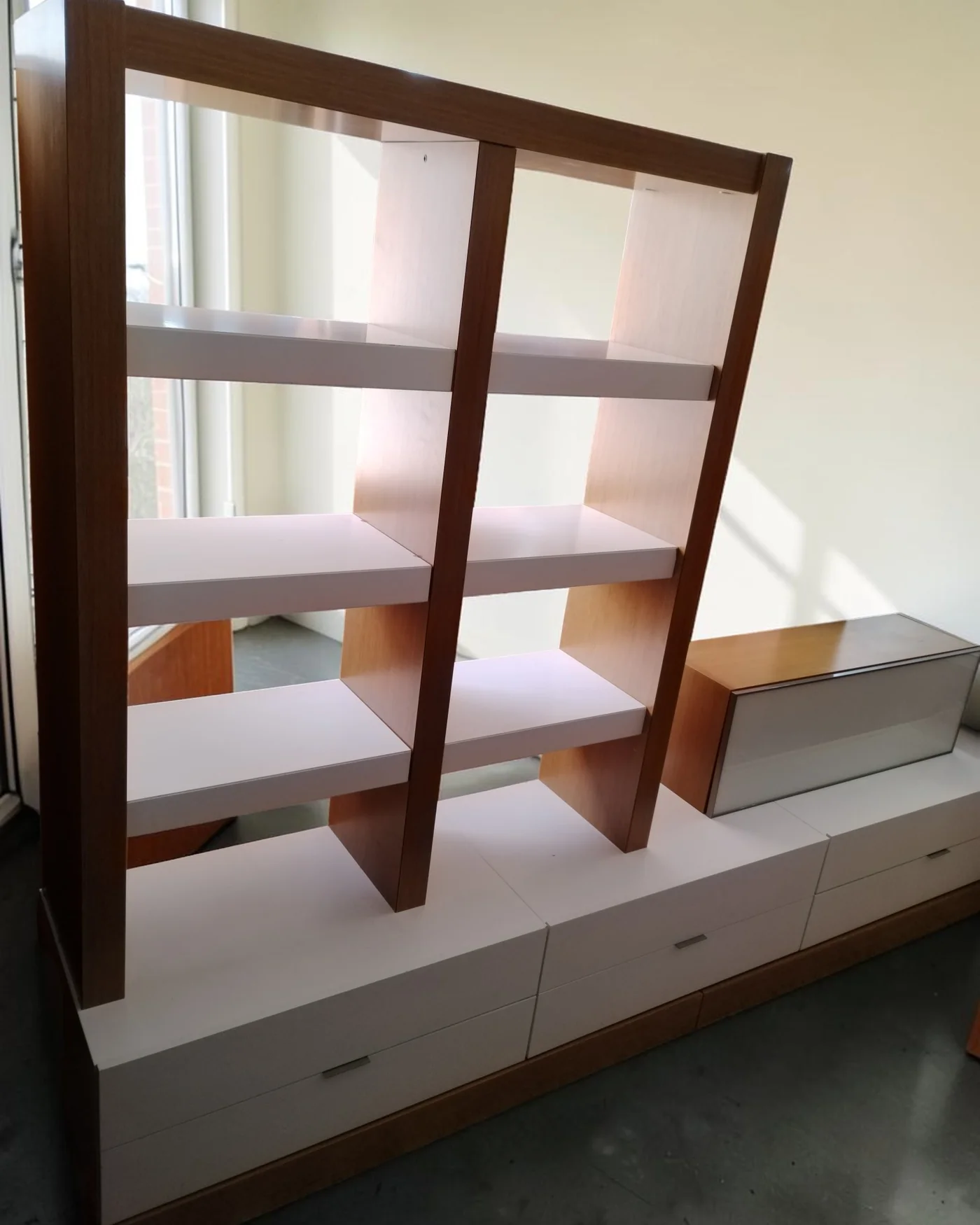Mueble de salón moderno con estantería y consola - imagen 1