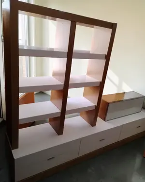Mueble de salón moderno con estantería y consola - miniatura 1